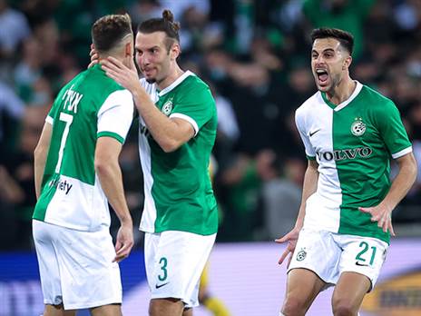 שחקני מכבי חיפה חוגגים. משחק ענק (מאור אלקסלסי)