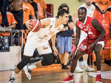 דוברת. שוחרר (מנהלת הליגה)