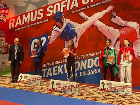 סמברג על הפודיום. כבוד (איגוד הטאקוונדו)