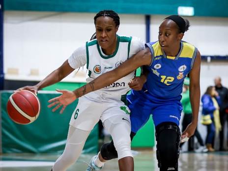 אליסון הייטאוור וצ'לסי הופקינס במאבק על הכדור (קרדיט: מנהלת ליגת העל לנשים בכדורסל)