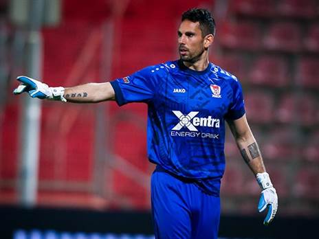 שוב מול הצהובים, עמוס (אלן שיבר)