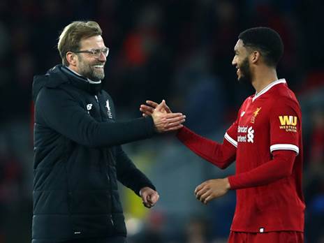 יורגן קלופ וג'ו גומז. הבלם רק בן 24 (Getty)