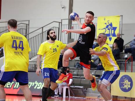 כבש שני שערים לזכות קבוצתו. לוין (משה דהן, הפועל אשדוד)