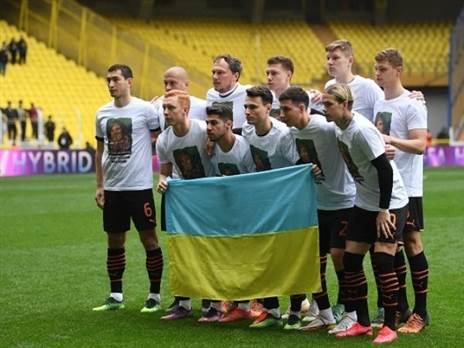 סולומון וחבריו לקבוצה. חזר לשחטאר (Getty)