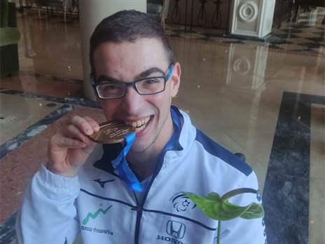 דדאון עם המדליה (אורן דיסקין)