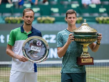 מדבדב והורקאש עם התארים (GETTY)