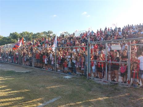 קהל אדום רב הגיע לאימון
