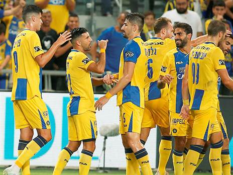 שחקני מכבי ת"א בזמן הניצחון על ריינה. יחגגו גם בחמישי? (אלן שיבר)