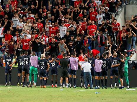 שחקני סכנין מודים לקהל (אלן שיבר)