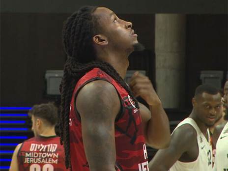 התקשה בבכורה. סמית'