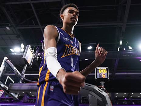 כל העיניים עליו. וומבניאמה (Garrett Ellwood/NBAE via Getty)