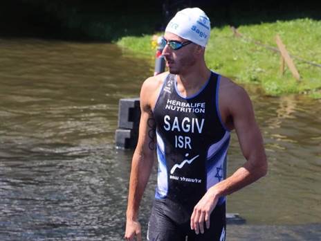 שגיב לפני מקצה השחייה (