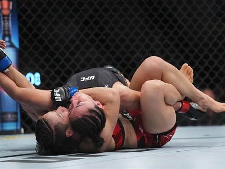 חניקת "הצלב" שהעניקה את הניצחון והחגורה לוויילי (GETTY)