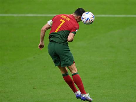 עניין של סנטימטרים. הכדור שעבר את הראש של רונאלדו (getty)