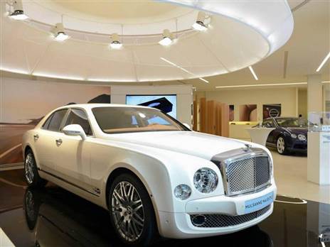 בנטלי מולסאן באולם תצוגה בקטאר (צילום: יצרן)