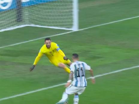 די מריה קיבל את הכדור ב-1 על 1