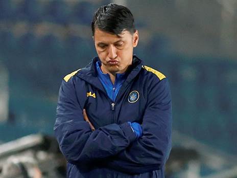 עומד בפני צומת. איביץ' (אלן שיבר)