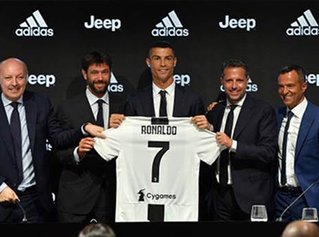 רונאלדו ומנדש בחתימה ביובנטוס (GETTY)