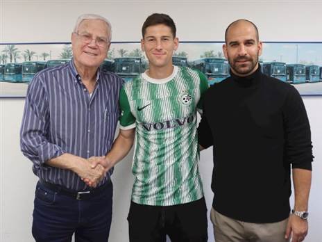 גוני מאור עם יעקב שחר וגל אלברמן לאחר החתימה (האתר הרשמי של מכבי חיפה)