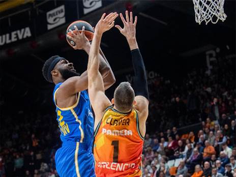 והתקשתה בחלק הקדמי (האתר הרשמי של מכבי ת"א)