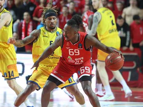 מנהל את המשחק כהרגלו. בראון (דני מרון)