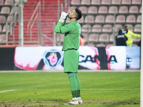 עמוס. ההגנה שלו מתדלדלת (קובי אליהו)