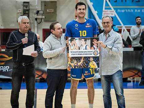 לבד בפסגה. פניני (עודד קרני)