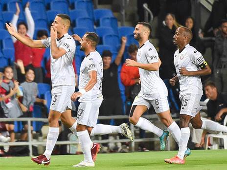 שחקני חדרה במפגש הקודם בין הקבוצות (ברני ארדוב)