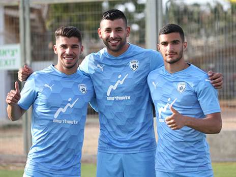 ליאל עבדה (מימין), תאי בריבו (במרכז) ומנור סולומון (משמאל). פ"ת על המפה (צילום: אודי ציטיאט)