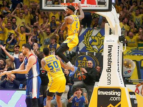 לורנזו בראון חוגג במפגש האחרון מול הטורקים (אלן שיבר)