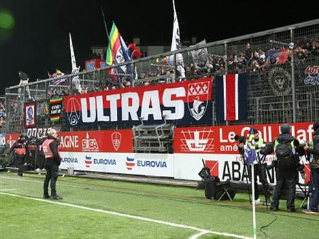 אוהדי פריז כועסים (Getty)