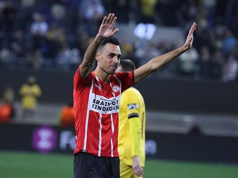 במדי פ.ס.וו בבלומפילד. "אחד הדברים הטובים שקרו לי" (אלן שיבר)