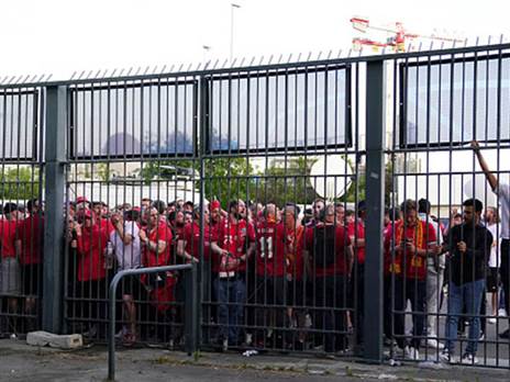 האירוע ששינה הכל? אוהדי ליברפול תקועים בכניסה לגמר בפאריס (getty)