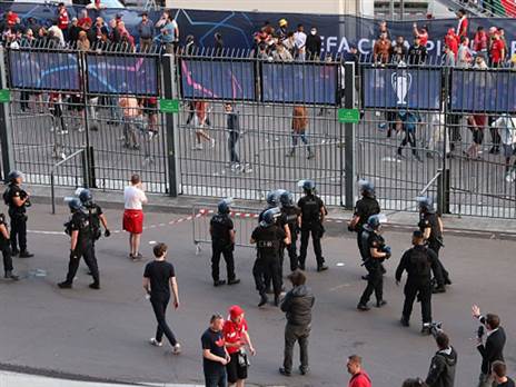 הכאוס מחוץ לאיצטדיון במאי 2022 (Getty)