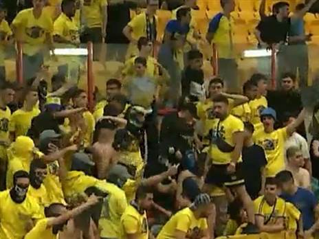 לטענת אנשי השיפוט, חלקם גרמו להפסקת המשחק