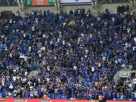 אוהדי הפועל גודשים את היציעים (צילום: דני מרון)