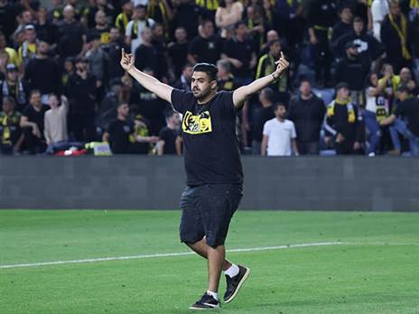 אוהד על המגרש במושבה (אלן שיבר)