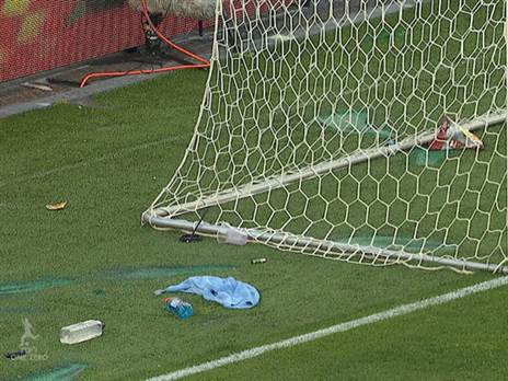 החפצים שהושלכו על ינקו (צילום מסך)