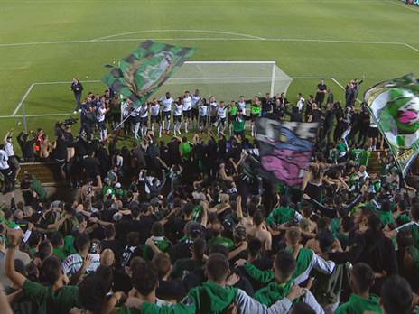 אוהדי חיפה חוגגים עם השחקנים (צילום מסך)