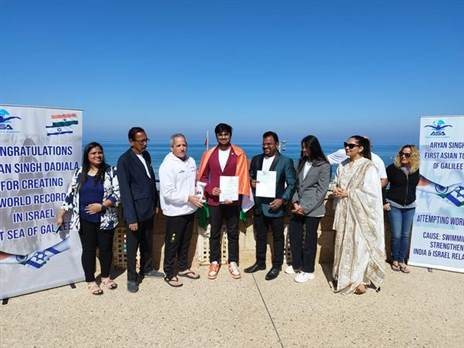 גיא כהן מעניק לאריאן את התעודה | צילום: עמותת שחיית מרתון גליל