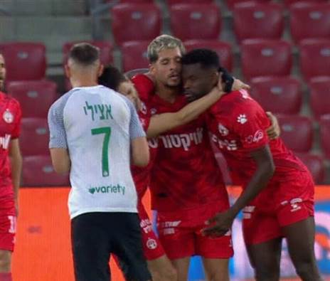 לאחר הלחישה באוזן, הטענה של אצילי: לופס ניסה לנגוח בו