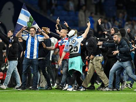 אוהדים על הדשא (Getty)