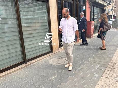 גל אלברמן יוצא מהפגישה במשרדו של יעקב שחר