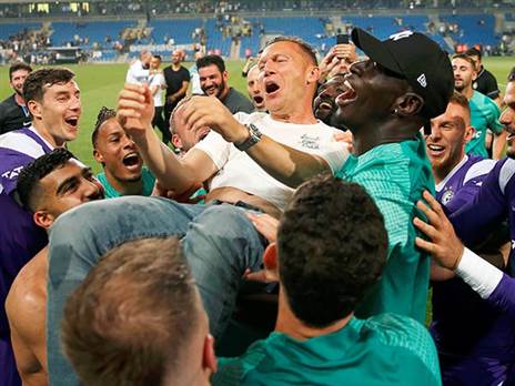 "תמיד מסתכל על התואר הבא". בכר (אלן שיבר)