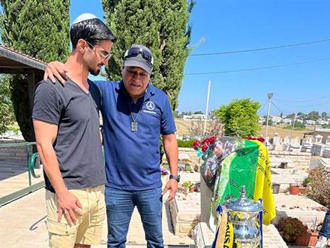 סגירת מעגל. קריאף ואלי אהרון על קברו של אופק ז"ל (באדיבות בית"ר ירושלים)