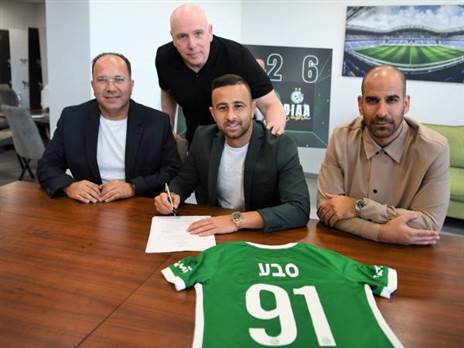 חצי שנה אחרי החתימה הראשונה, סבע חתם על חוזה חדש (האתר הרשמי של מכבי חיפה)