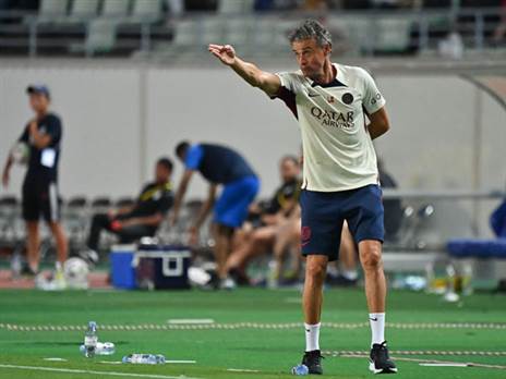 לואיס אנריקה. מראה לשחקנים את הדרך החוצה (Kenta Harada/Getty Images)