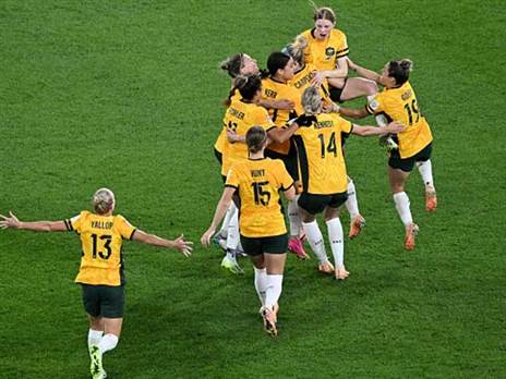 האוסטרליות חוגגות העפלה היסטורית לחצי גמר המונדיאל (GETTY)