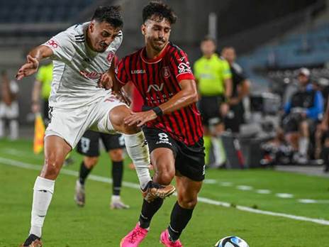 רויזמן מול אזוגי. אחד היה במחלקת הנוער של מכבי ת"א, השני במכבי חיפה (ברני ארדוב)