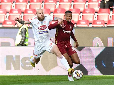 יאנגה במדי קלוז' (GETTY)